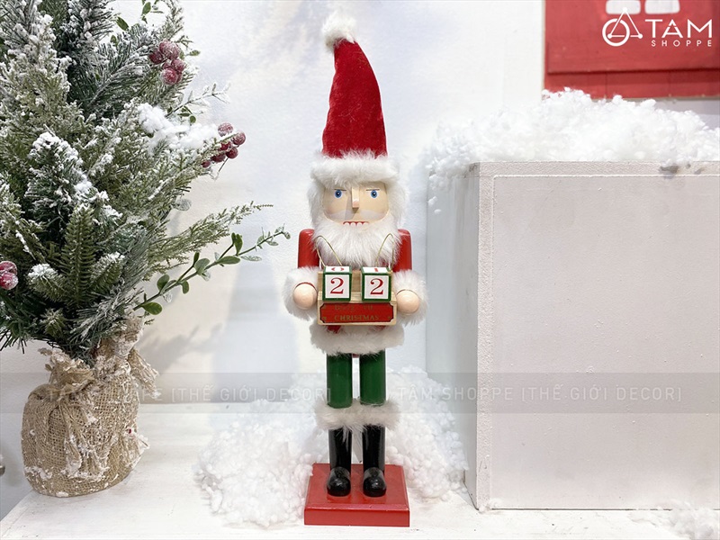 Mô hình Chú lính chì cầm lịch gỗ đếm ngày đến Giáng Sinh C40cm MHDB-XMAS-09